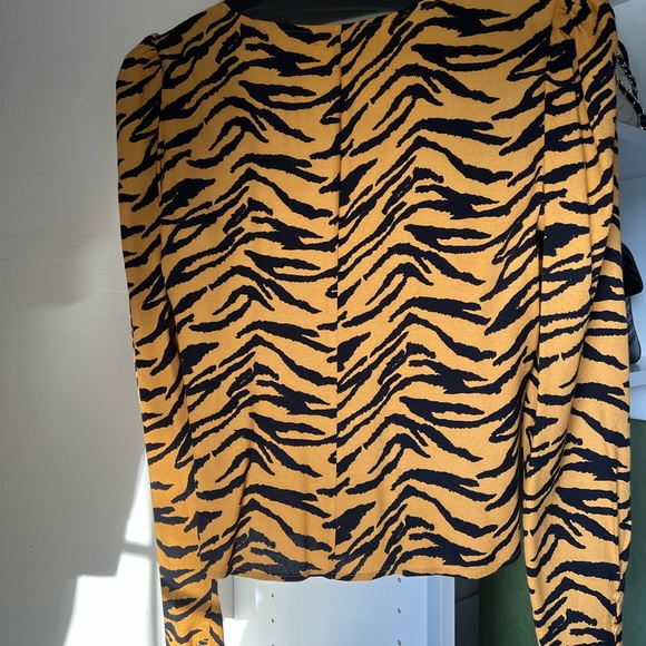 Animal print button down, sweetheart neckline Reformation top. - Picture 5 of 7